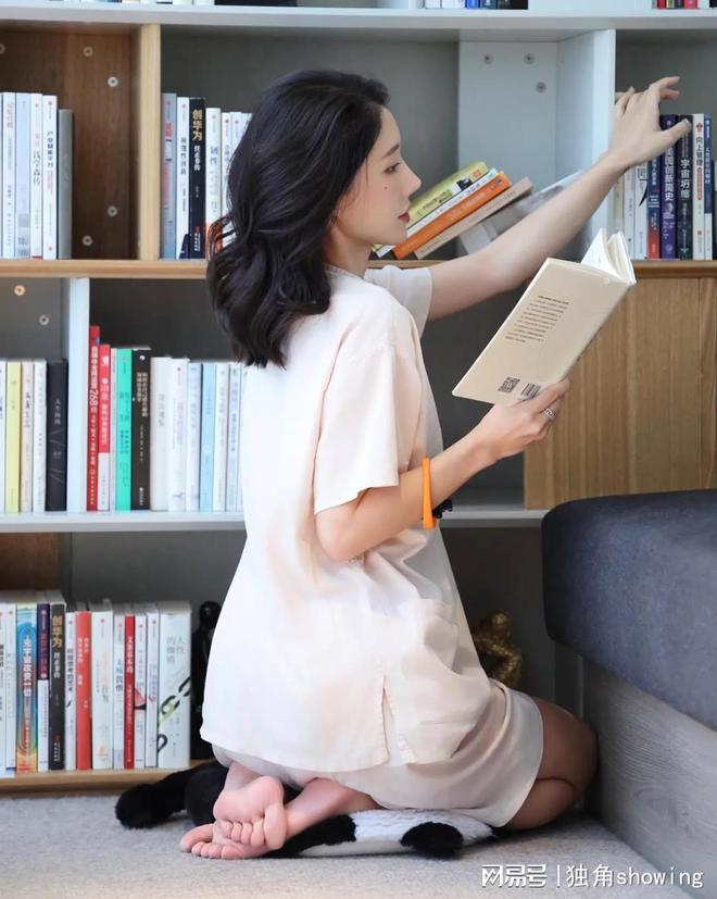 上立马提升你的优雅气质！爱游戏超舒适居家服套装穿(图3)
