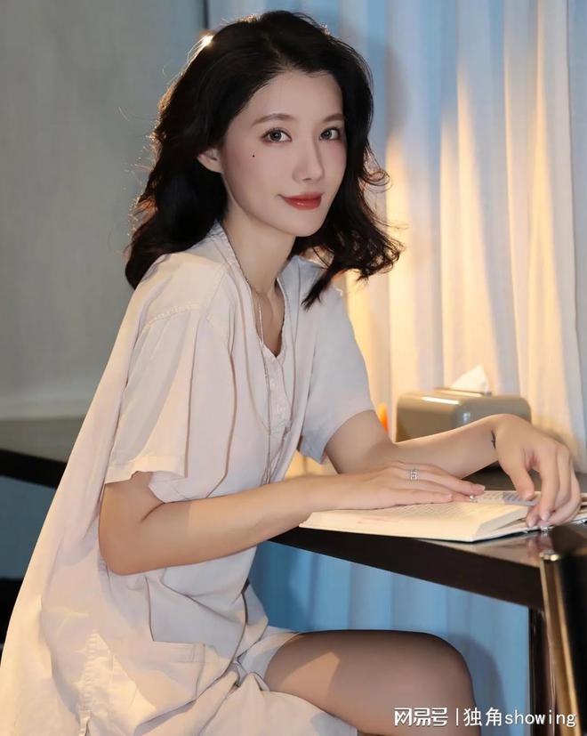 上立马提升你的优雅气质！爱游戏超舒适居家服套装穿(图2)