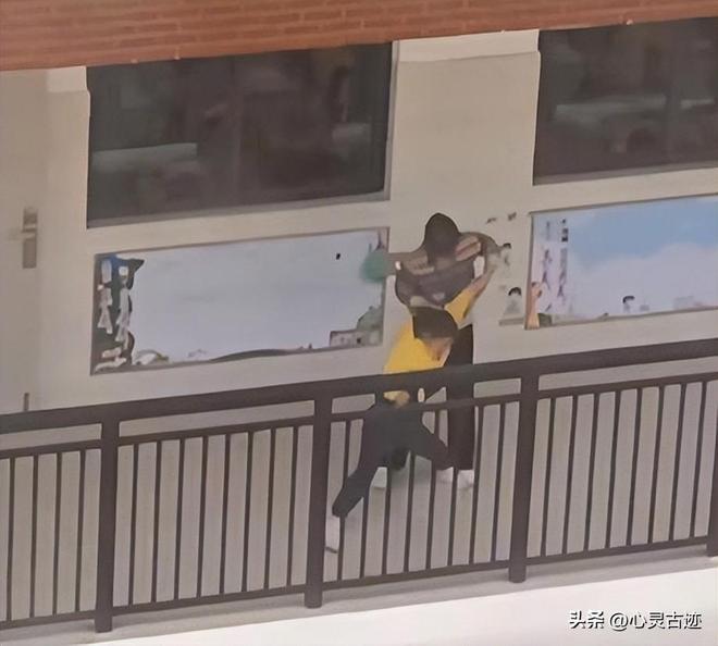 水后续监控画面曝光父亲行为被怒骂太恶心人ayx爱游戏体育网页版入口反转！向老师滋(图15)
